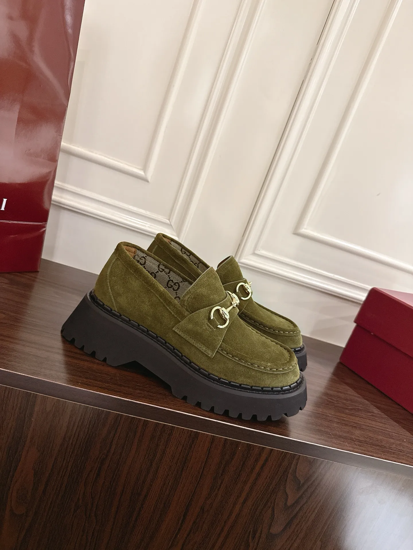 👟👟Ex-factory price 540👟👟 Gucci loafers with horsebit groove soles. As a tribute to the brand's equestrian origins, the horsebit has gone through years of baptism, integrating the rich historical heritage and modern fashion into one. Cowhide surface, sole thickness 5cm, size: 35-42# 39-46#